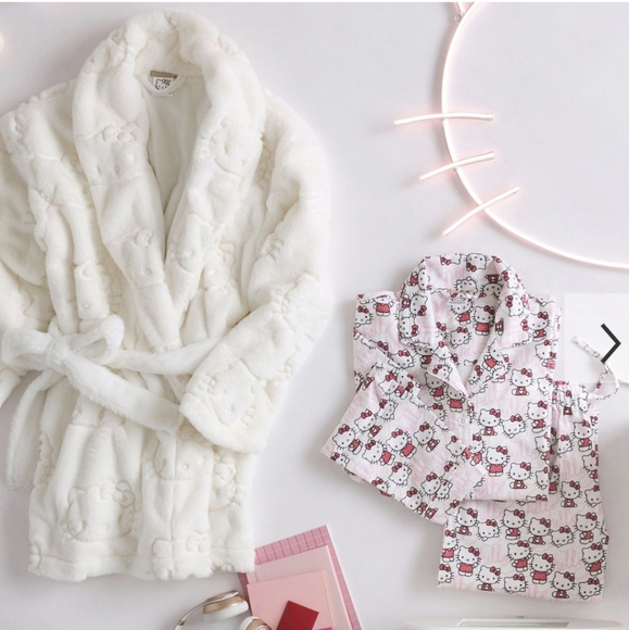 Pottery Barn Teen Women's Hello Kitty Organic Flannel Pajama Set Sz Medium - Picture 15 of 17